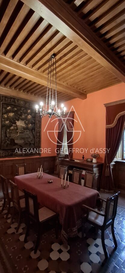 EXTRAORDINAIRE CHATEAU DU XIII ET XVIéme sur un domaine de 130 hectares