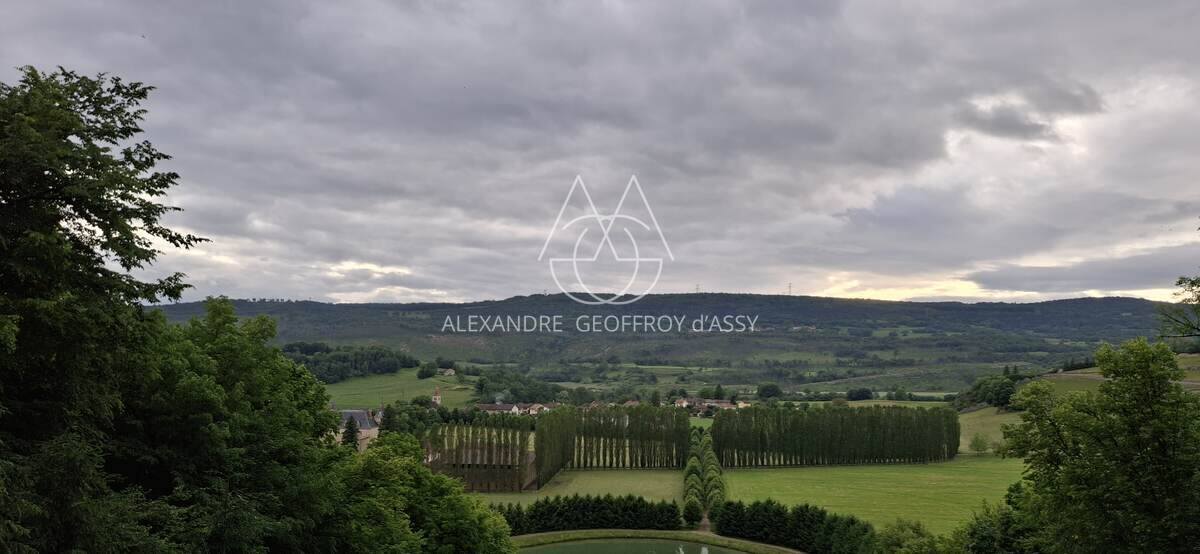 EXTRAORDINAIRE CHATEAU DU XIII ET XVIéme sur un domaine de 130 hectares