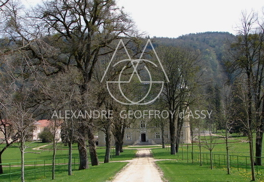 EXTRAORDINAIRE CHATEAU DU XIII ET XVIéme sur un domaine de 130 hectares