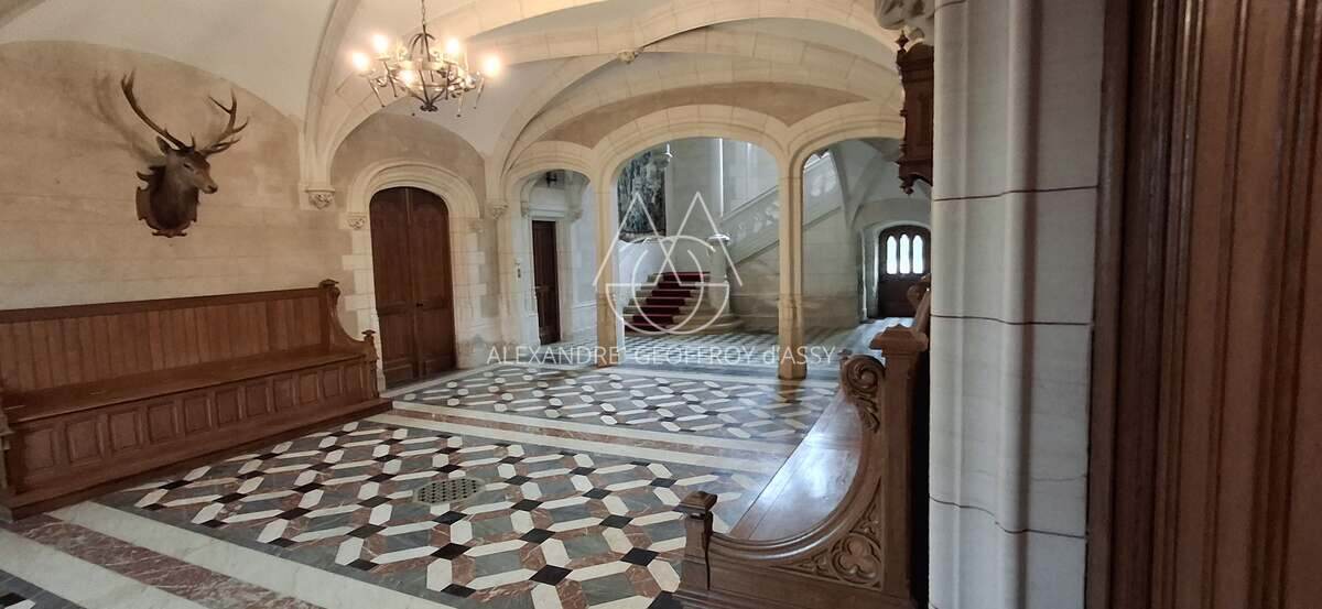EXTRAORDINAIRE CHATEAU DU XIII ET XVIéme sur un domaine de 130 hectares