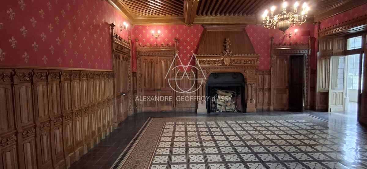 EXTRAORDINAIRE CHATEAU DU XIII ET XVIéme sur un domaine de 130 hectares