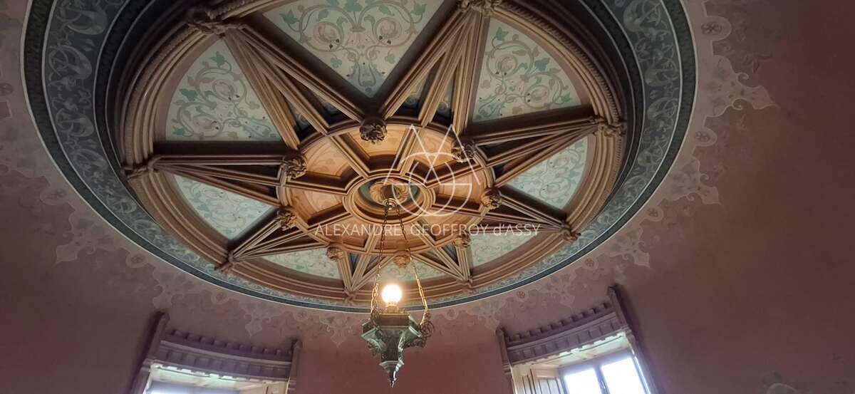 EXTRAORDINAIRE CHATEAU DU XIII ET XVIéme sur un domaine de 130 hectares