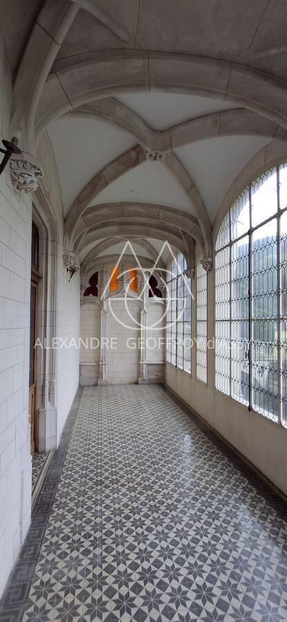 EXTRAORDINAIRE CHATEAU DU XIII ET XVIéme sur un domaine de 130 hectares