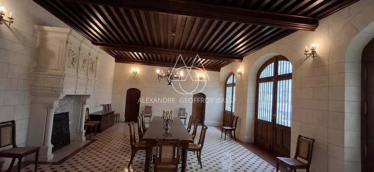 EXTRAORDINAIRE CHATEAU DU XIII ET XVIéme sur un domaine de 130 hectares