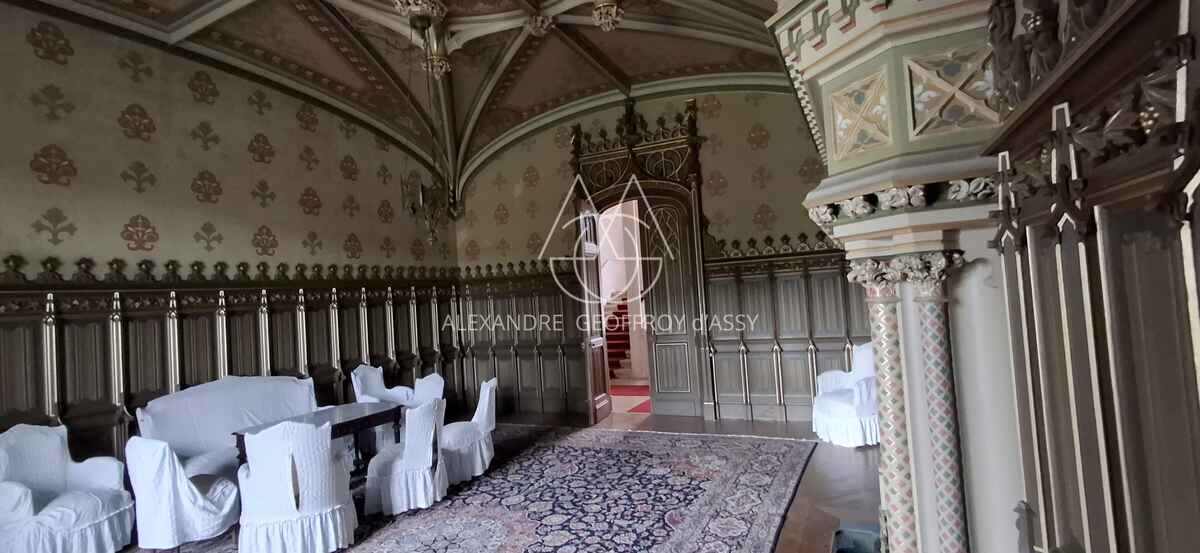 EXTRAORDINAIRE CHATEAU DU XIII ET XVIéme sur un domaine de 130 hectares