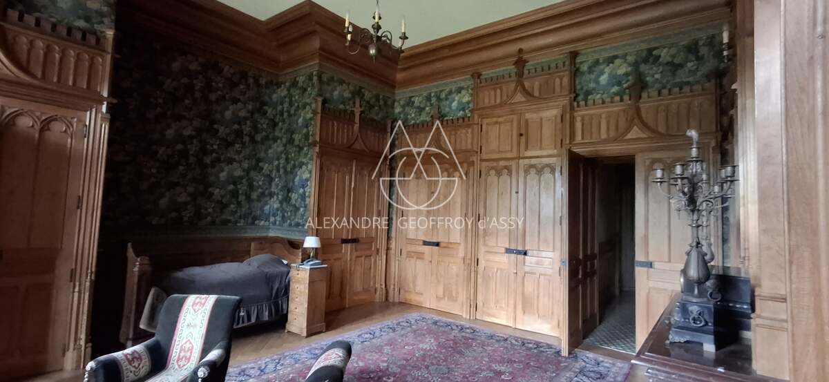 EXTRAORDINAIRE CHATEAU DU XIII ET XVIéme sur un domaine de 130 hectares