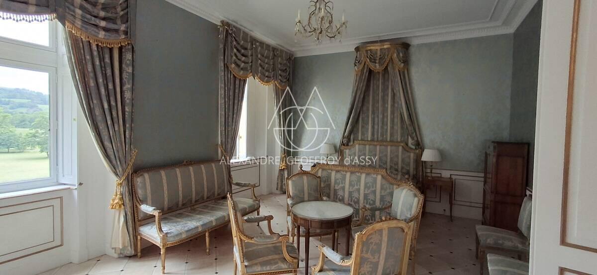 EXTRAORDINAIRE CHATEAU DU XIII ET XVIéme sur un domaine de 130 hectares