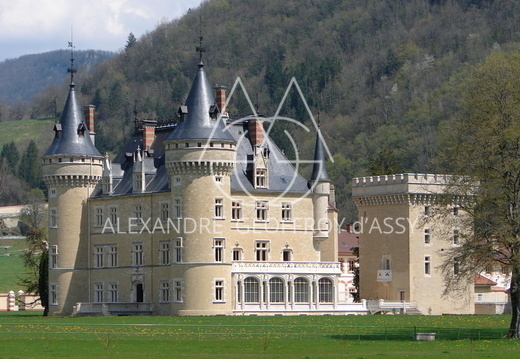 EXTRAORDINAIRE CHATEAU DU XIII ET XVIéme sur un domaine de 130 hectares