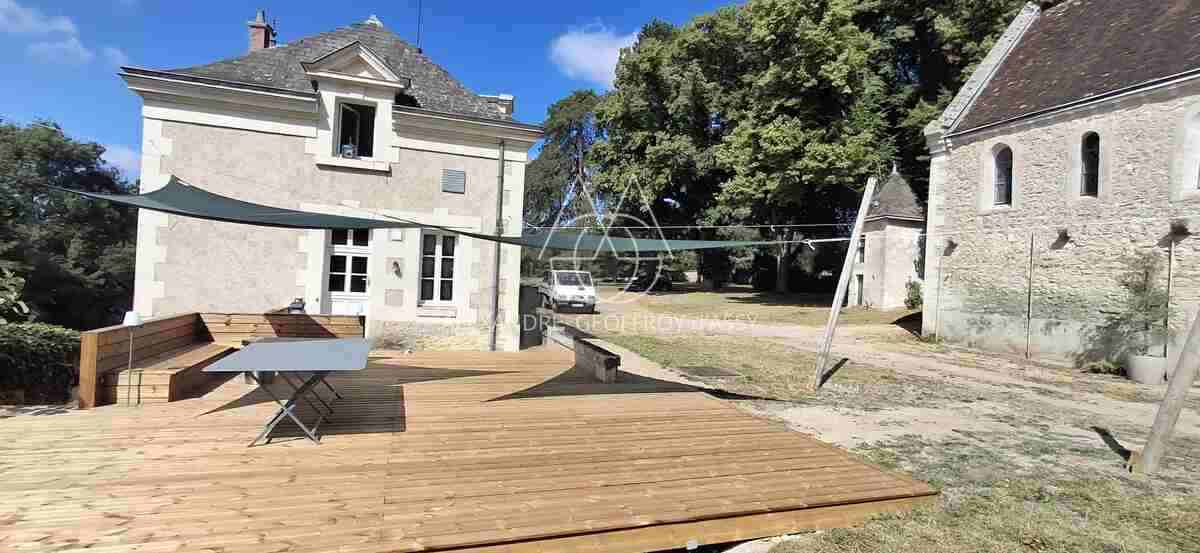 Châteaux du XIX eme entièrement rénovée surplombant une charmante rivière, proche de Chambord et Blois.