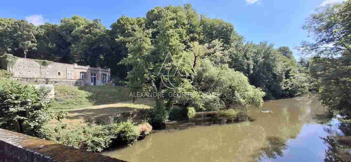 Châteaux du XIX eme entièrement rénovée surplombant une charmante rivière, proche de Chambord et Blois.
