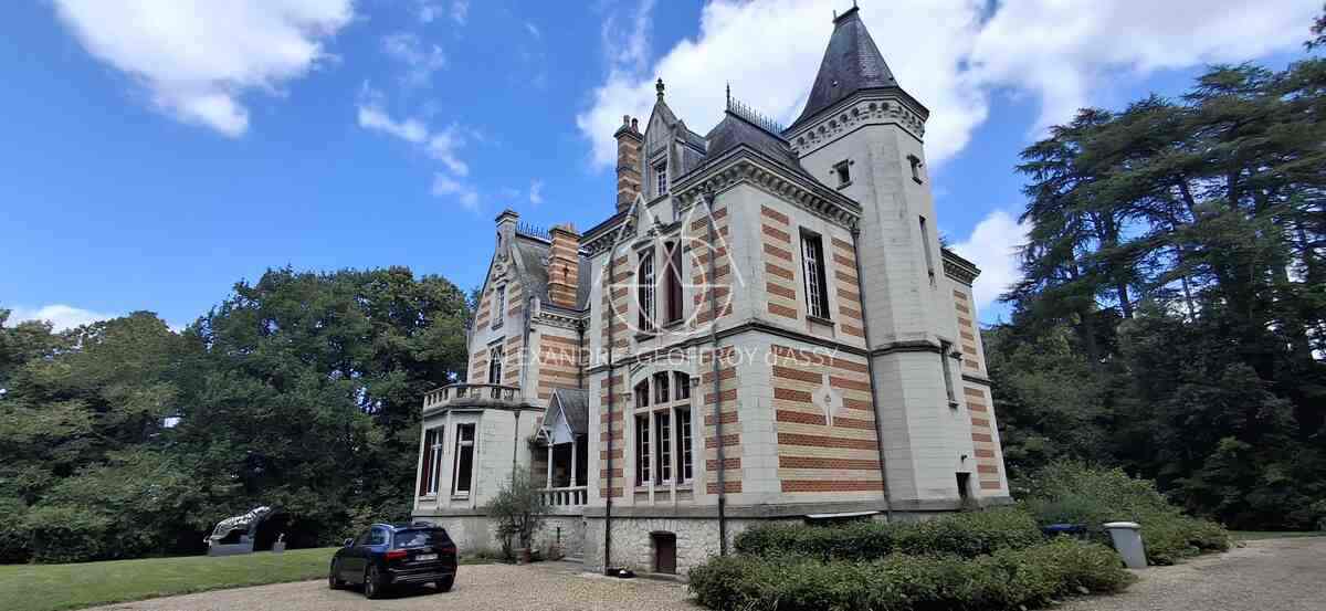 Château du XIX -ème siècle entièrement rénové aux portes de Tours. Parc de 2.7ha.