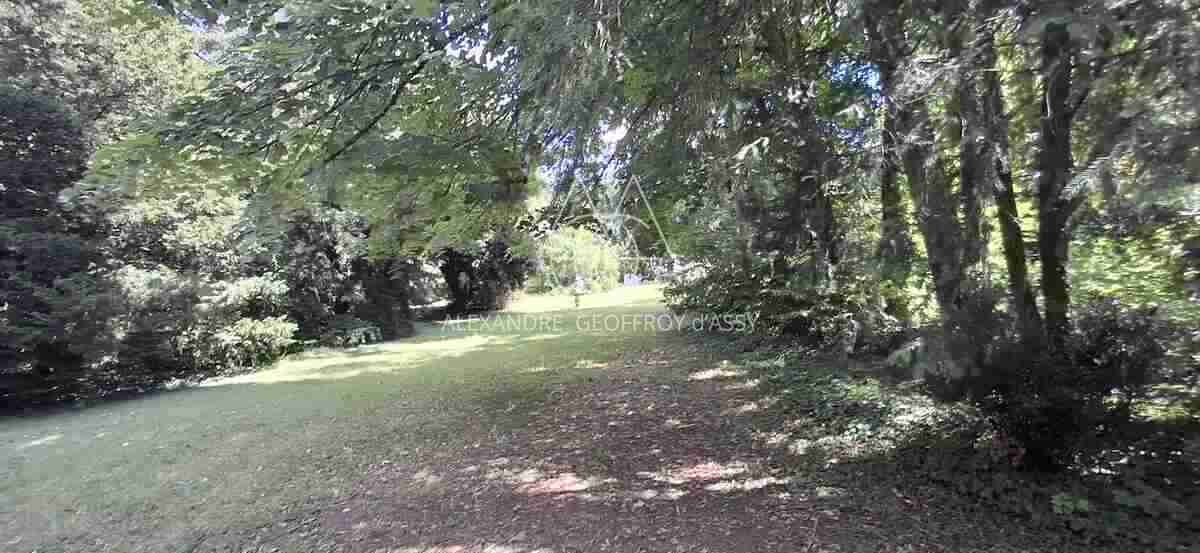 Château du XIX -ème siècle entièrement rénové aux portes de Tours. Parc de 2.7ha.