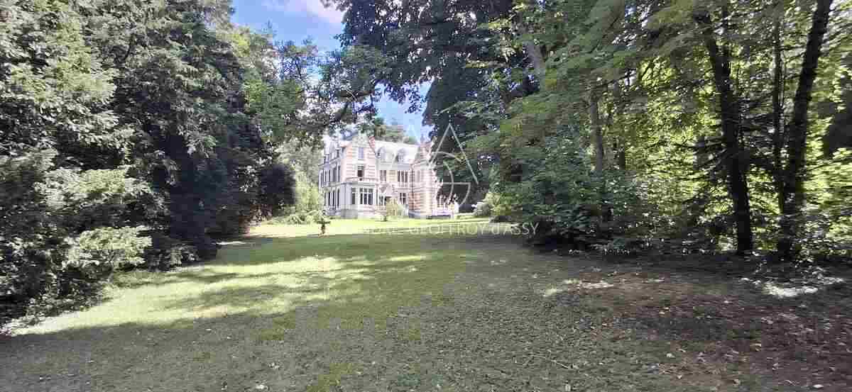 Château du XIX -ème siècle entièrement rénové aux portes de Tours. Parc de 2.7ha.