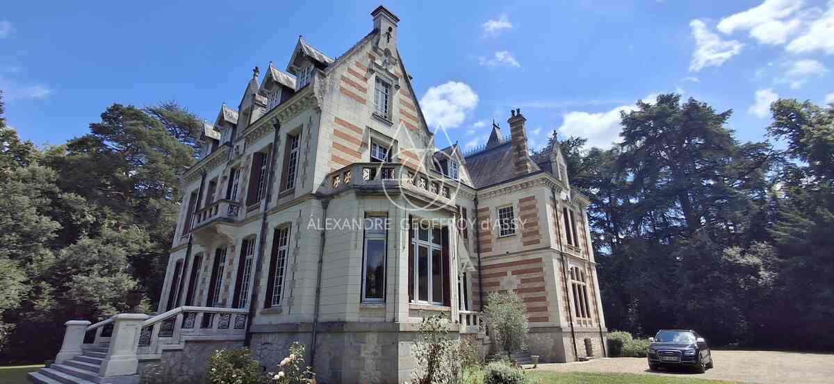 Château du XIX -ème siècle entièrement rénové aux portes de Tours. Parc de 2.7ha.