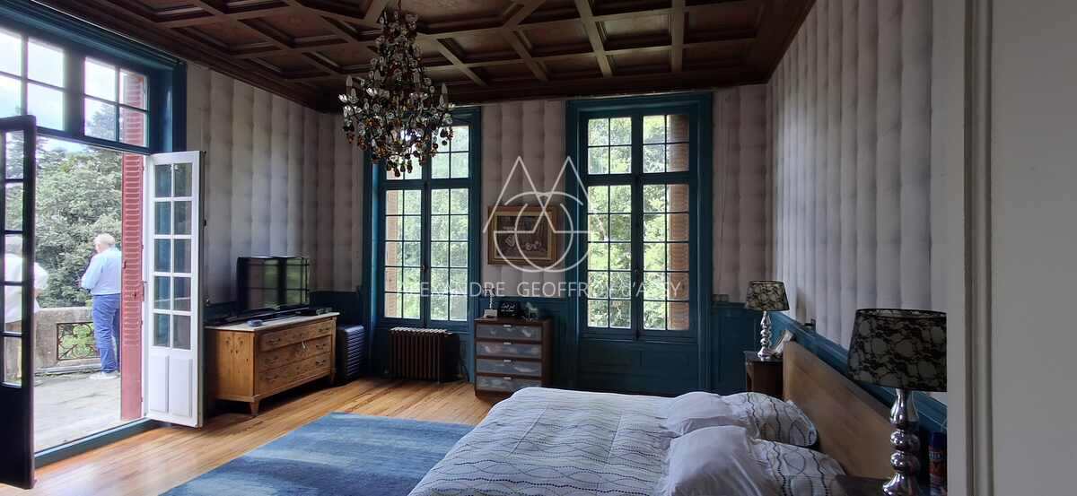 Château du XIX -ème siècle entièrement rénové aux portes de Tours. Parc de 2.7ha.