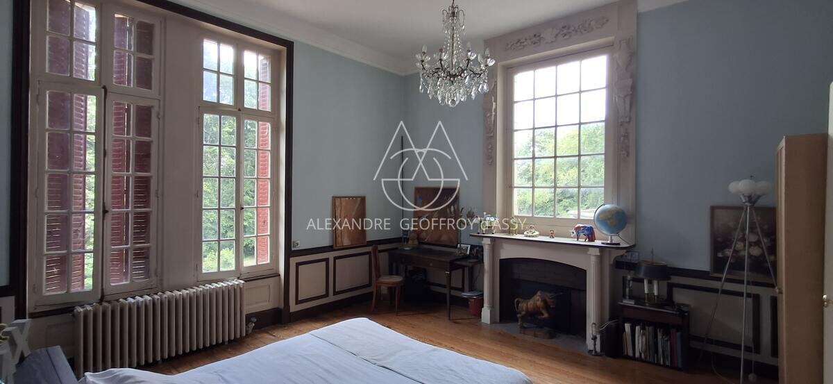 Château du XIX -ème siècle entièrement rénové aux portes de Tours. Parc de 2.7ha.