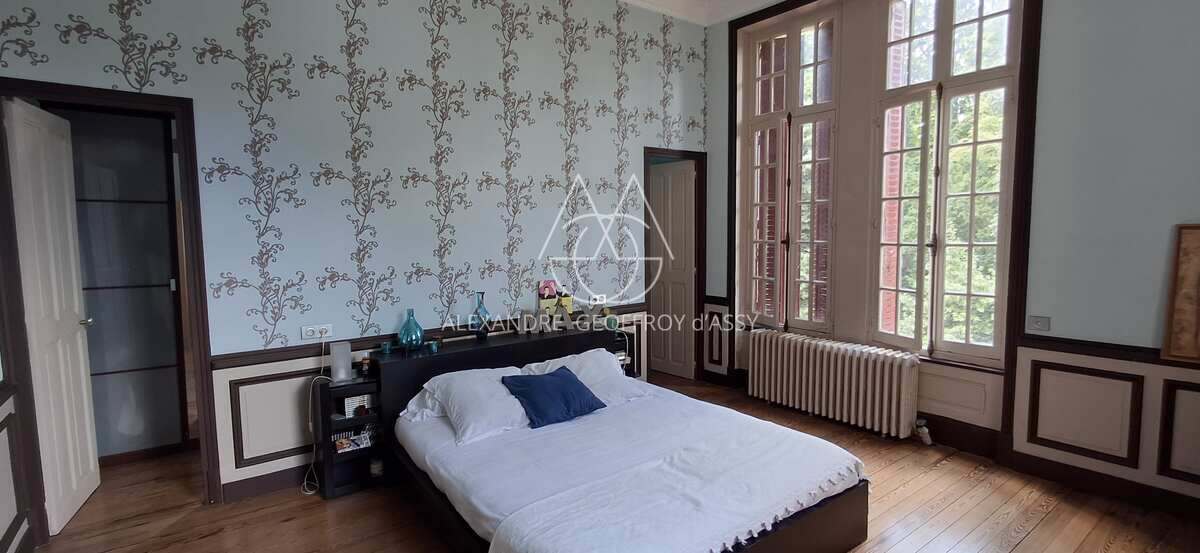 Château du XIX -ème siècle entièrement rénové aux portes de Tours. Parc de 2.7ha.