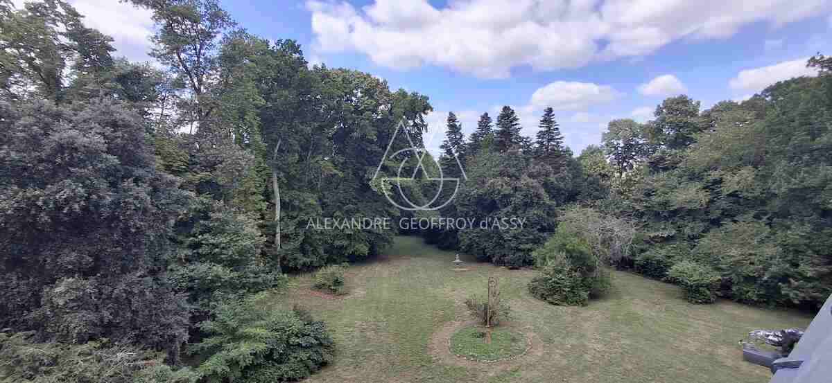 Château du XIX -ème siècle entièrement rénové aux portes de Tours. Parc de 2.7ha.