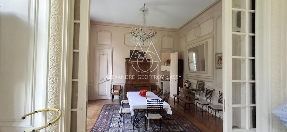 Château du XIX -ème siècle entièrement rénové aux portes de Tours. Parc de 2.7ha.