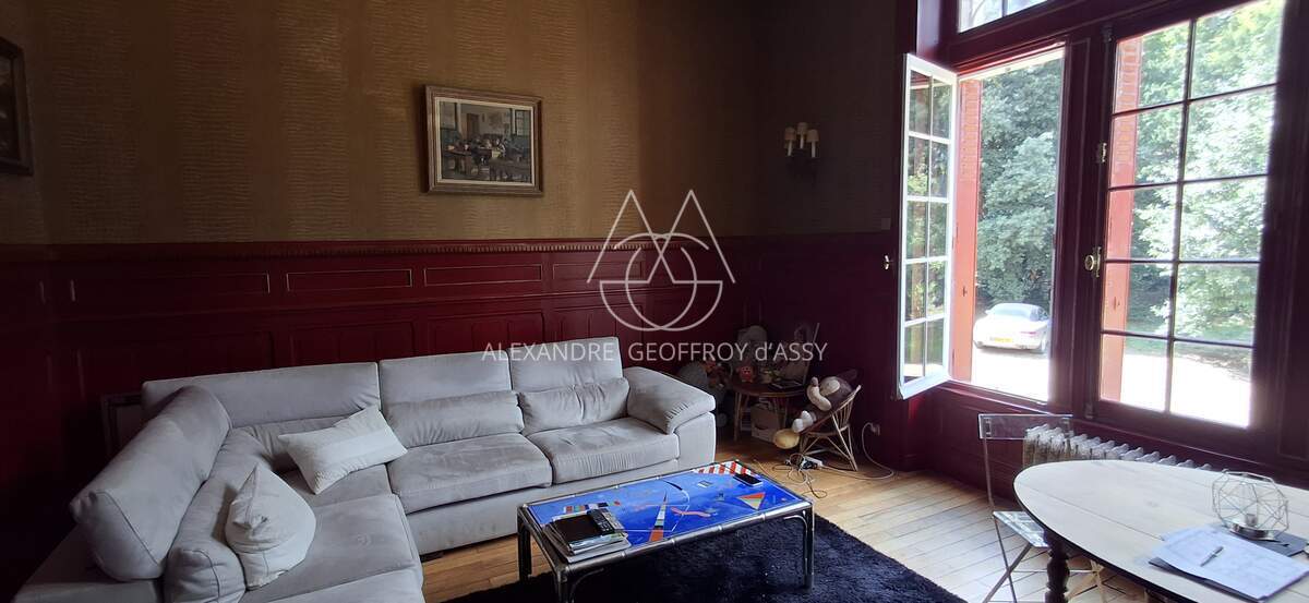 Château du XIX -ème siècle entièrement rénové aux portes de Tours. Parc de 2.7ha.