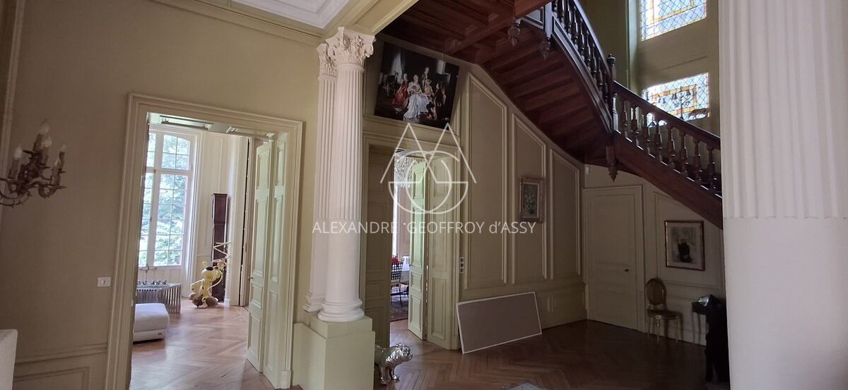 Château du XIX -ème siècle entièrement rénové aux portes de Tours. Parc de 2.7ha.