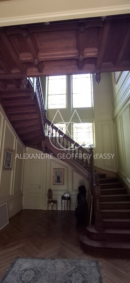 Château du XIX -ème siècle entièrement rénové aux portes de Tours. Parc de 2.7ha.