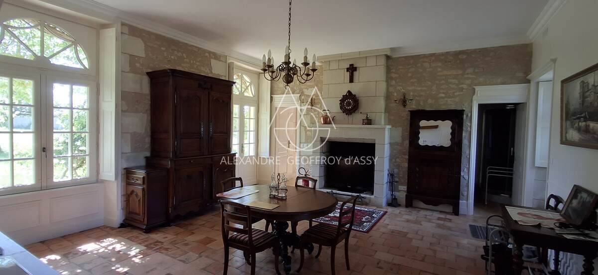 Rare propriété de 110 ha d’un seul tenant comprenant un château du XIX -ème dans un état impeccable dans un parc emmuré de 5ha.