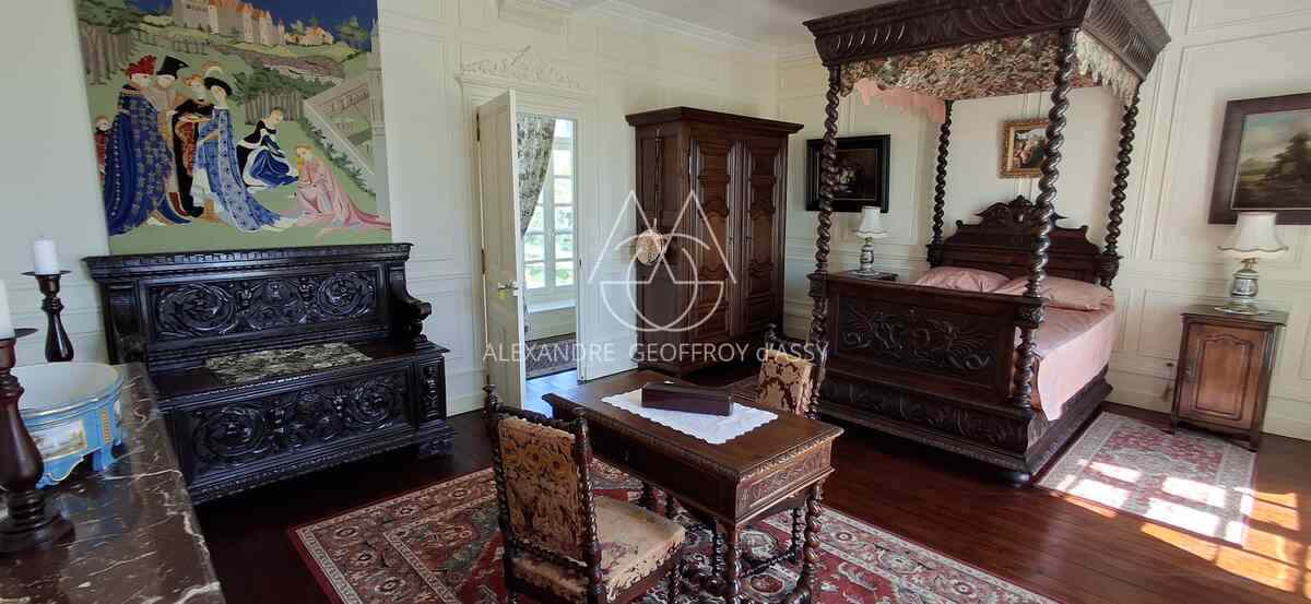 Rare propriété de 110 ha d’un seul tenant comprenant un château du XIX -ème dans un état impeccable dans un parc emmuré de 5ha.