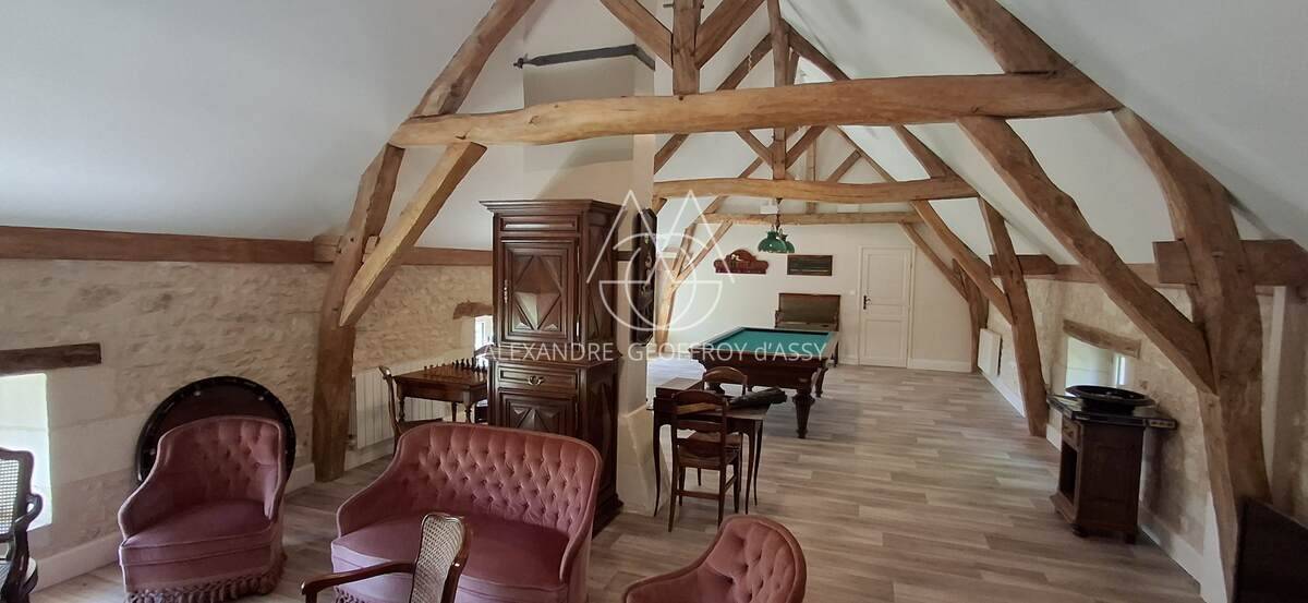 Rare propriété de 110 ha d’un seul tenant comprenant un château du XIX -ème dans un état impeccable dans un parc emmuré de 5ha.