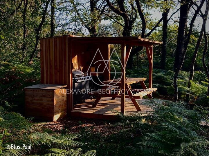 Opportunité d'affaires exceptionnelle : domaine de 24 hectares comprenant 15 hectares d'étangs, parfait pour divers projets touristiques et commerciaux. Avec une activité de location de tentes glamping en pleine expansion.