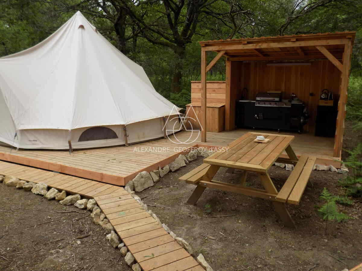 Opportunité d'affaires exceptionnelle : domaine de 24 hectares comprenant 15 hectares d'étangs, parfait pour divers projets touristiques et commerciaux. Avec une activité de location de tentes glamping en pleine expansion.