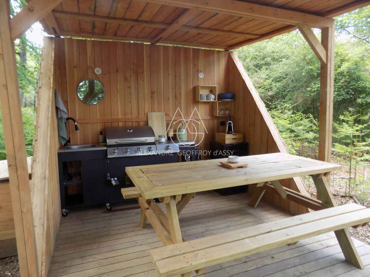 Opportunité d'affaires exceptionnelle : domaine de 24 hectares comprenant 15 hectares d'étangs, parfait pour divers projets touristiques et commerciaux. Avec une activité de location de tentes glamping en pleine expansion.
