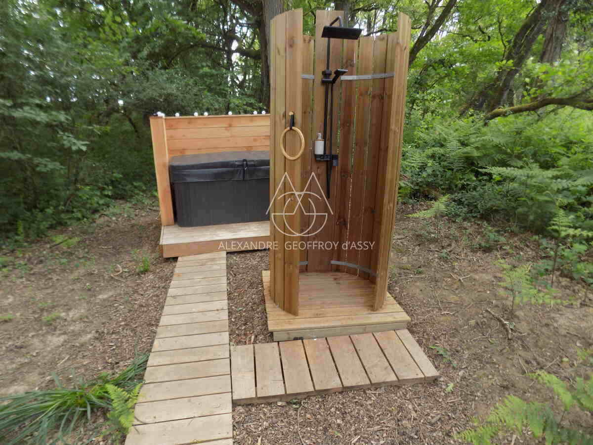 Opportunité d'affaires exceptionnelle : domaine de 24 hectares comprenant 15 hectares d'étangs, parfait pour divers projets touristiques et commerciaux. Avec une activité de location de tentes glamping en pleine expansion.