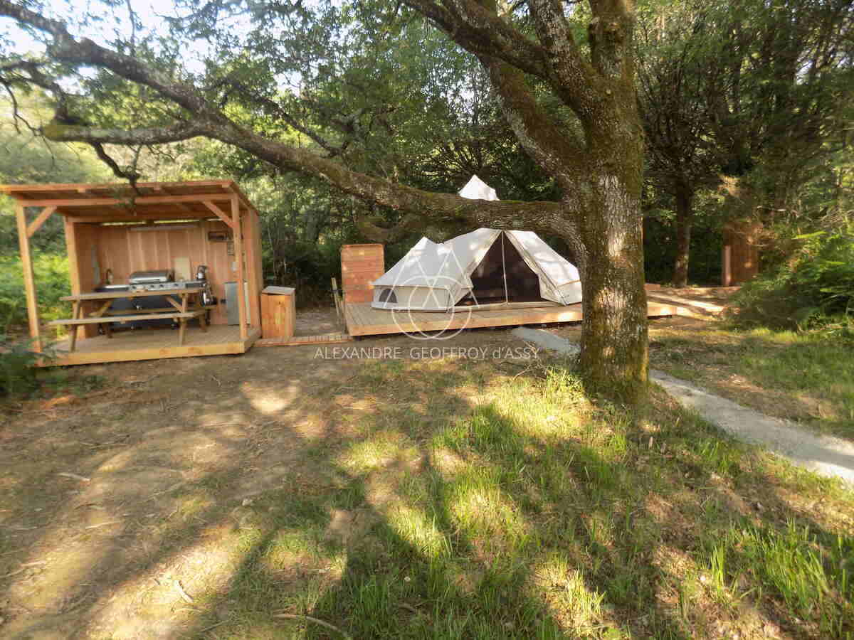 Opportunité d'affaires exceptionnelle : domaine de 24 hectares comprenant 15 hectares d'étangs, parfait pour divers projets touristiques et commerciaux. Avec une activité de location de tentes glamping en pleine expansion.