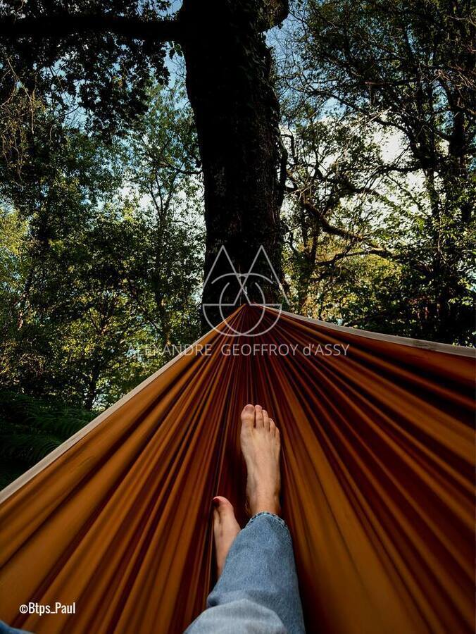 Opportunité d'affaires exceptionnelle : domaine de 24 hectares comprenant 15 hectares d'étangs, parfait pour divers projets touristiques et commerciaux. Avec une activité de location de tentes glamping en pleine expansion.