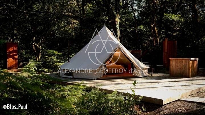 Opportunité d'affaires exceptionnelle : domaine de 24 hectares comprenant 15 hectares d'étangs, parfait pour divers projets touristiques et commerciaux. Avec une activité de location de tentes glamping en pleine expansion.