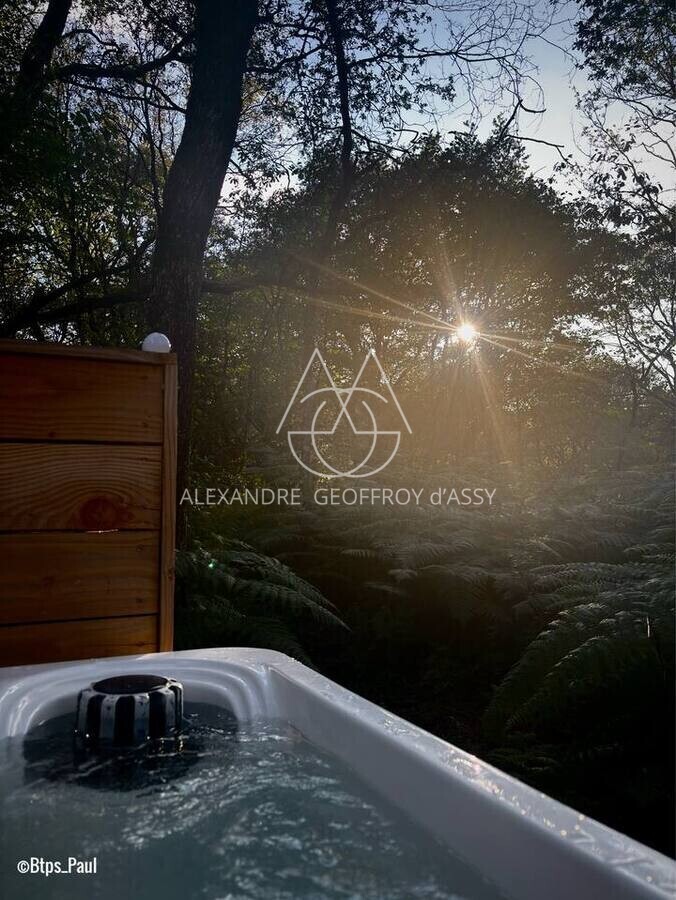 Opportunité d'affaires exceptionnelle : domaine de 24 hectares comprenant 15 hectares d'étangs, parfait pour divers projets touristiques et commerciaux. Avec une activité de location de tentes glamping en pleine expansion.