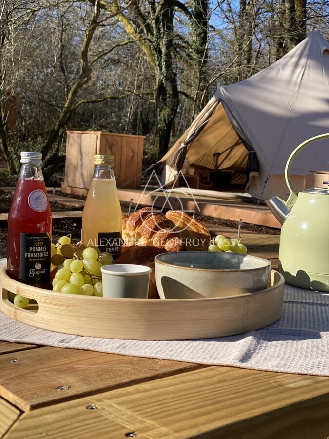 Opportunité d'affaires exceptionnelle : domaine de 24 hectares comprenant 15 hectares d'étangs, parfait pour divers projets touristiques et commerciaux. Avec une activité de location de tentes glamping en pleine expansion.