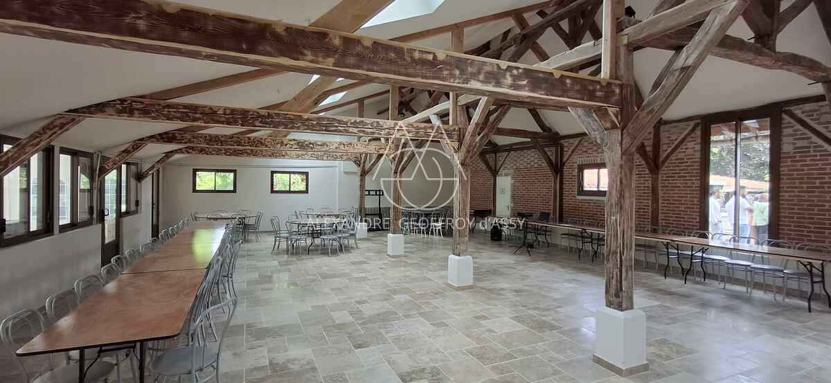 FABULEUX CHÂTEAU XIX ème en Touraine, restauré en lieux de séminaires