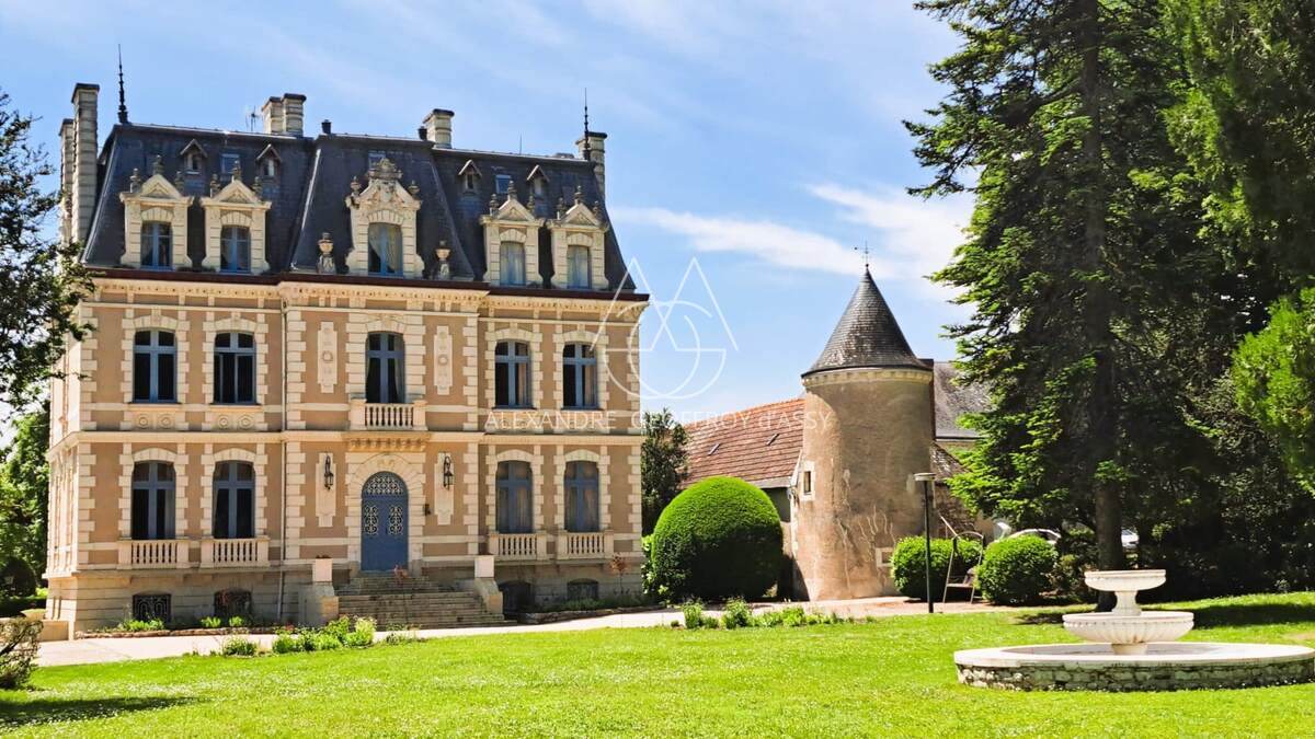 FABULEUX CHÂTEAU XIX ème en Touraine, restauré en lieux de séminaires