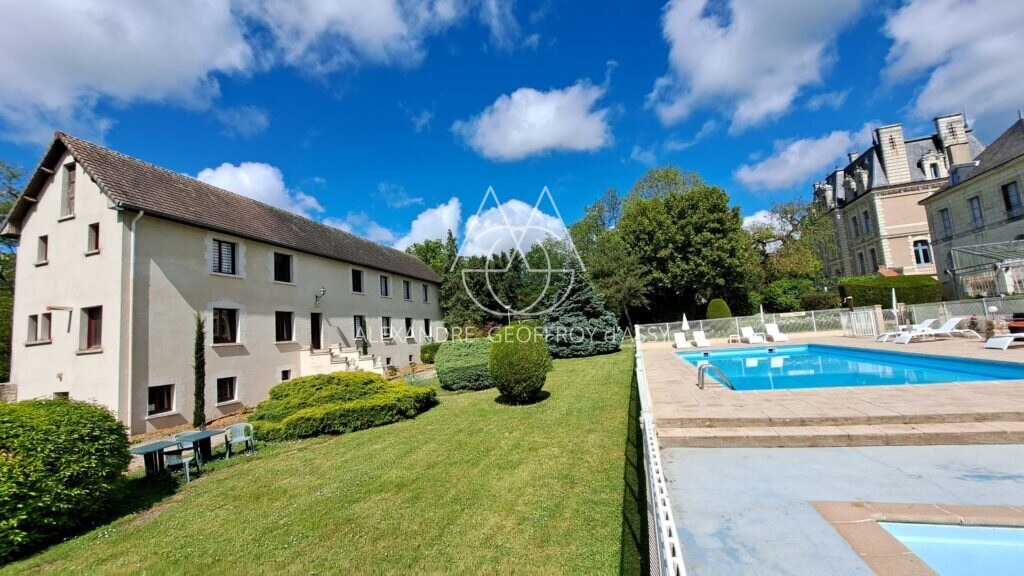 FABULEUX CHÂTEAU XIX ème en Touraine, restauré en lieux de séminaires