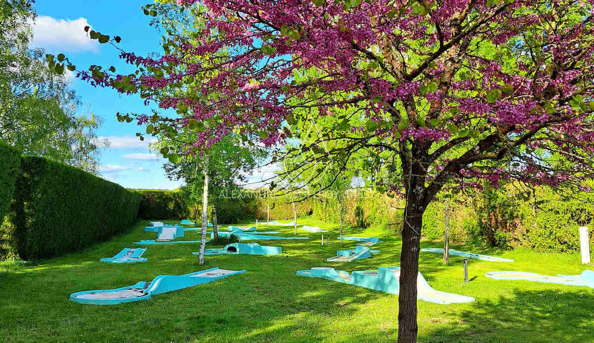 FABULEUX CHÂTEAU XIX ème en Touraine, restauré en lieux de séminaires