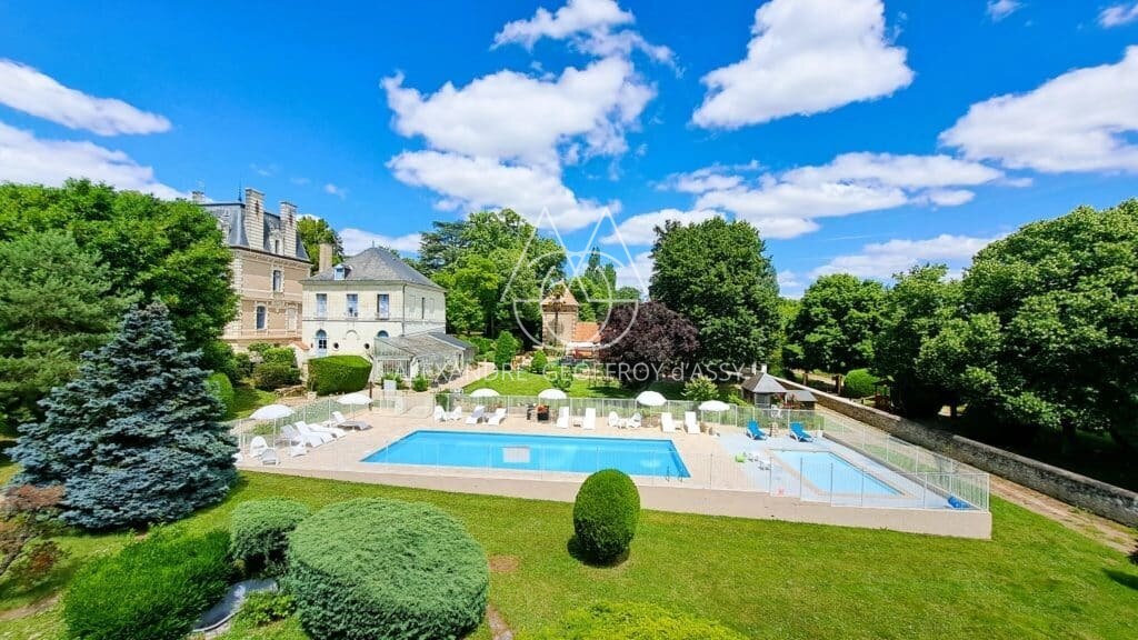 FABULEUX CHÂTEAU XIX ème en Touraine, restauré en lieux de séminaires