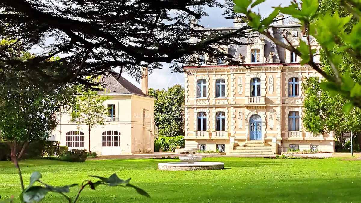 FABULEUX CHÂTEAU XIX ème en Touraine, restauré en lieux de séminaires