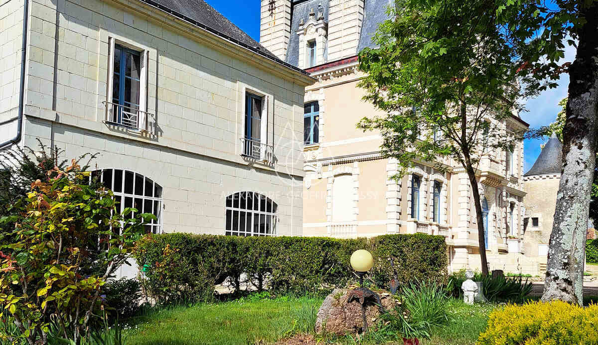 FABULEUX CHÂTEAU XIX ème en Touraine, restauré en lieux de séminaires