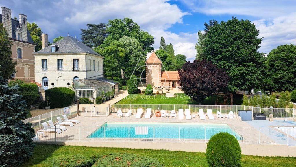 FABULEUX CHÂTEAU XIX ème en Touraine, restauré en lieux de séminaires