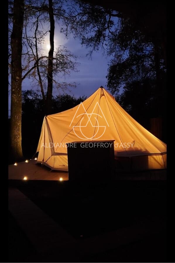 Opportunité d'affaires exceptionnelle : domaine de 24 hectares comprenant 15 hectares d'étangs, parfait pour divers projets touristiques et commerciaux. Avec une activité de location de tentes glamping en pleine expansion.