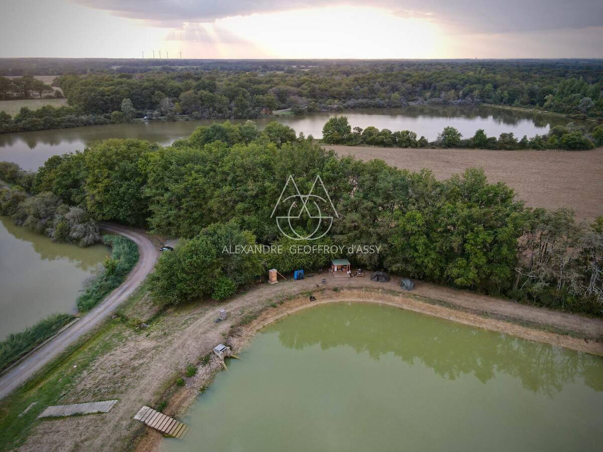 Opportunité d'affaires exceptionnelle : domaine de 24 hectares comprenant 15 hectares d'étangs, parfait pour divers projets touristiques et commerciaux. Avec une activité de location de tentes glamping en pleine expansion.