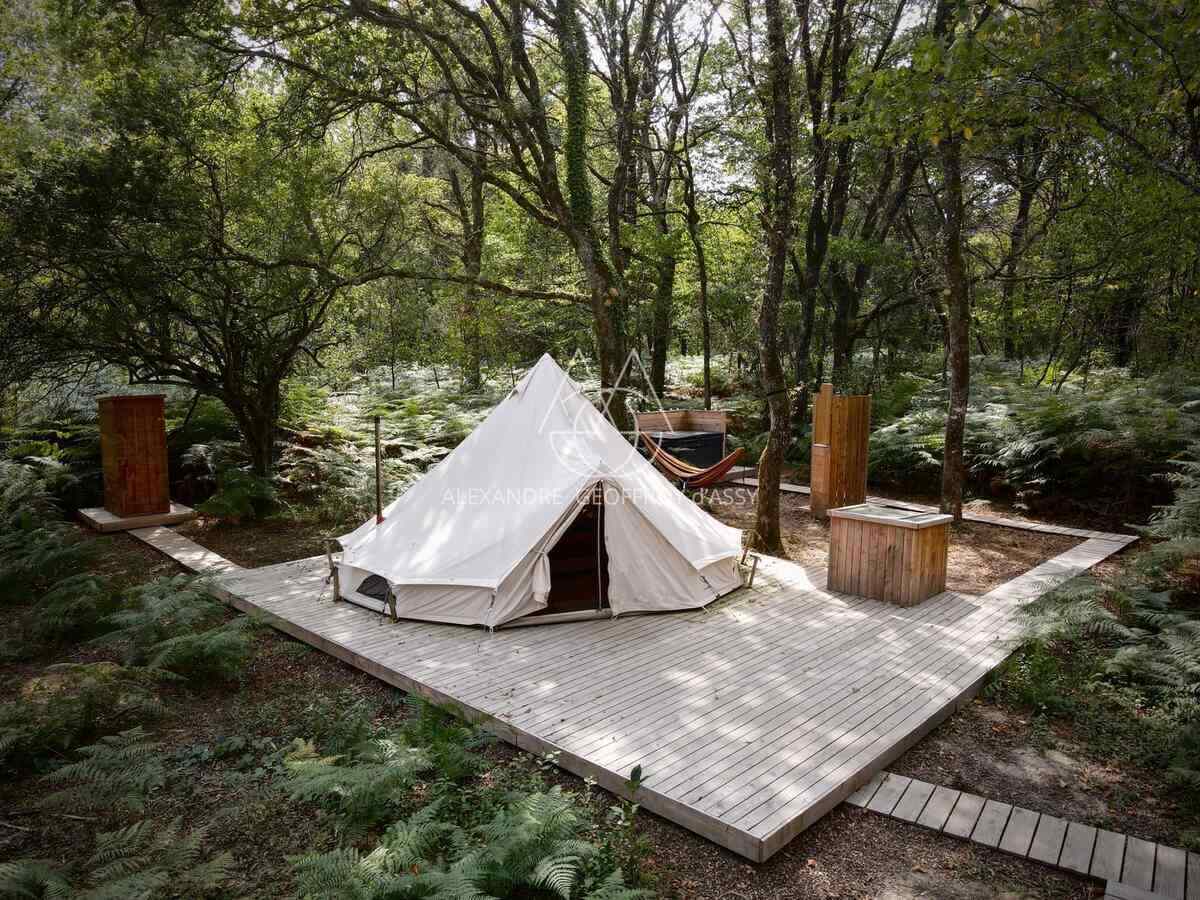 Opportunité d'affaires exceptionnelle : domaine de 24 hectares comprenant 15 hectares d'étangs, parfait pour divers projets touristiques et commerciaux. Avec une activité de location de tentes glamping en pleine expansion.