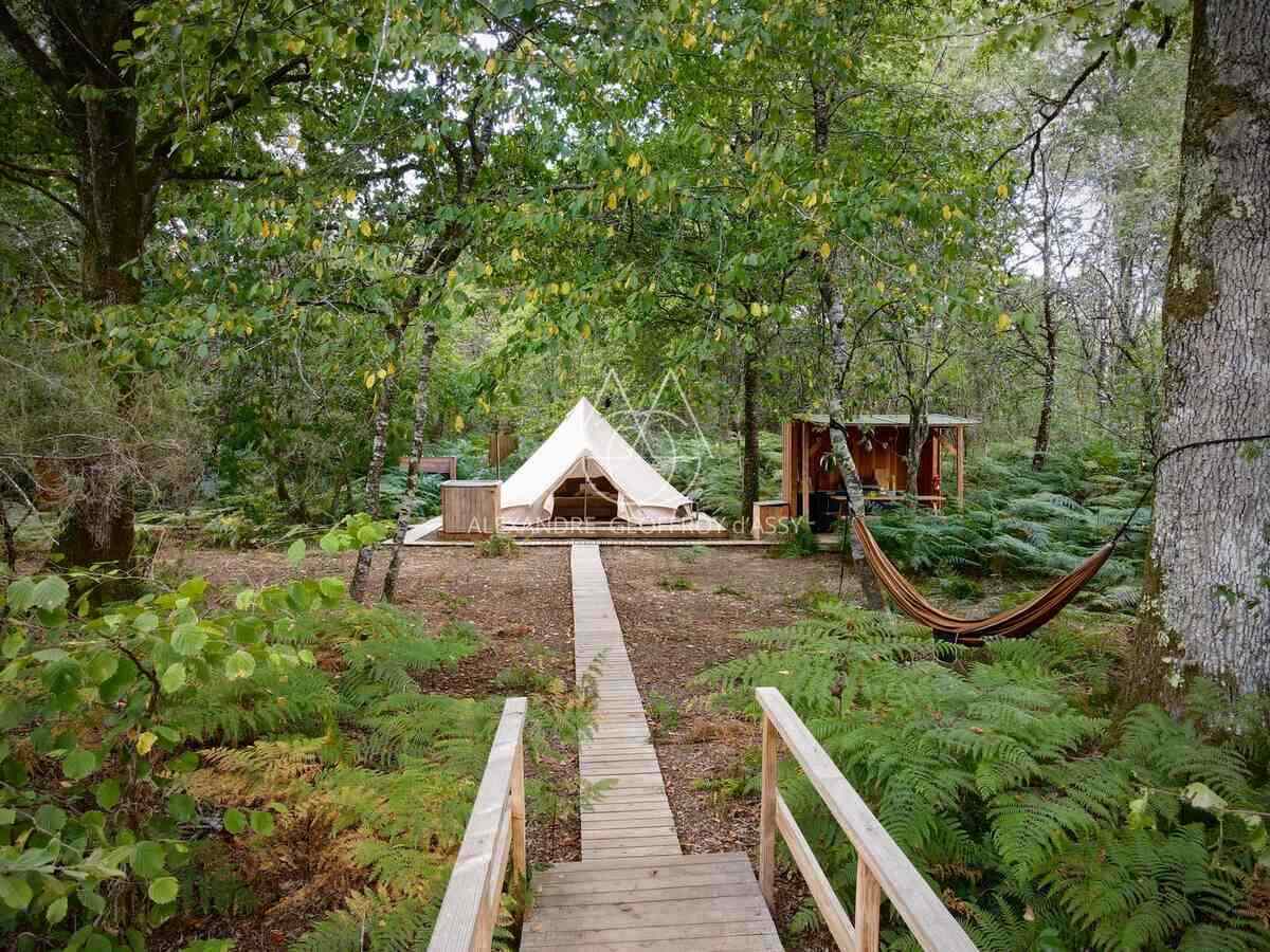 Opportunité d'affaires exceptionnelle : domaine de 24 hectares comprenant 15 hectares d'étangs, parfait pour divers projets touristiques et commerciaux. Avec une activité de location de tentes glamping en pleine expansion.